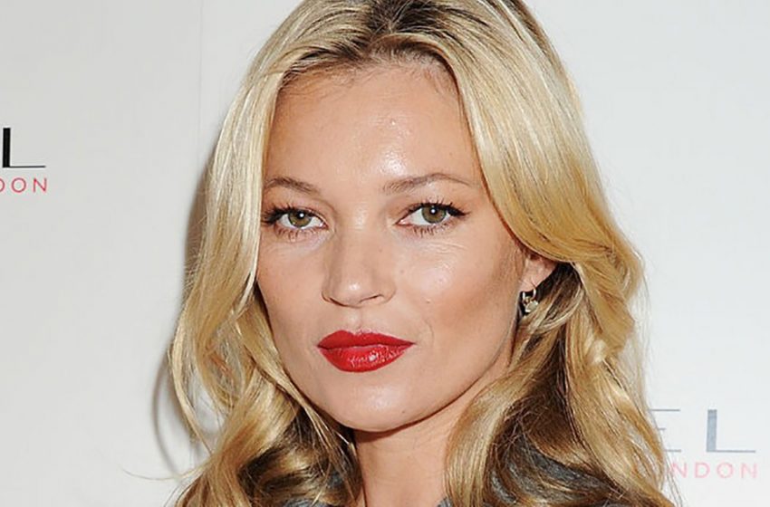  Like the old times? 49-year-old Kate Moss walks around the city in a swimsuit and a transparent tunic