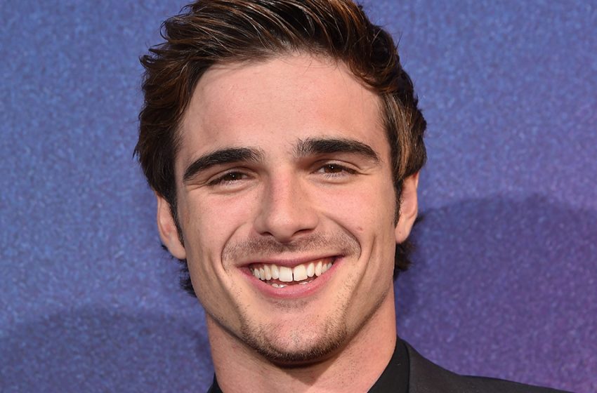  “Rare shots!” Euphoria star Jacob Elordi and his lover were caught by paparazzi  during a walk