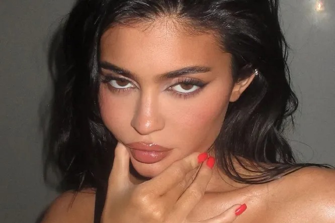  Top Model’s Embarrassment: Kylie Jenner Nearly Bared Her Breasts in a Provocative Bikini On Set