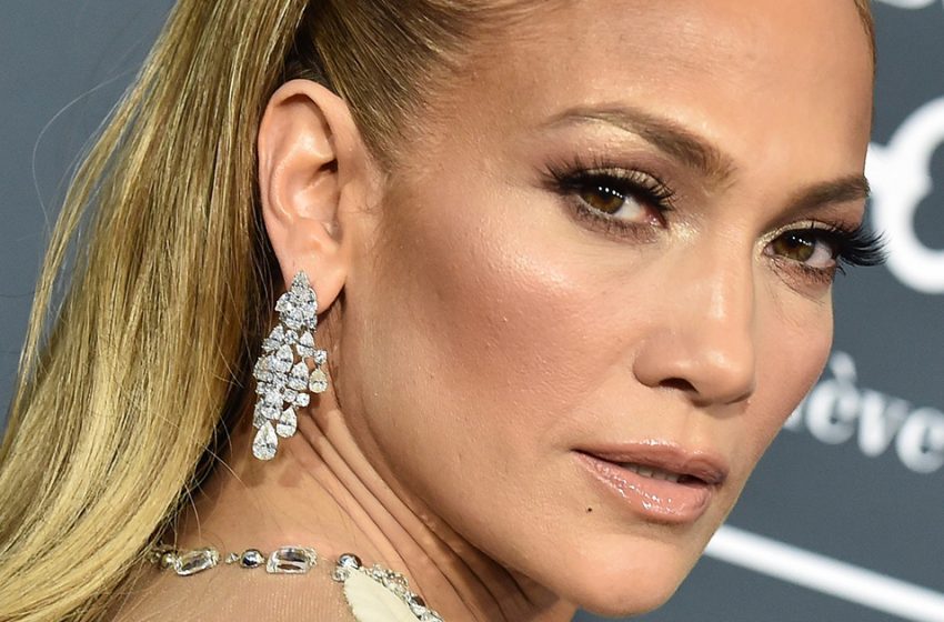  Celebrity hip flare: Jennifer Lopez in daring slit dress embarrassed in California