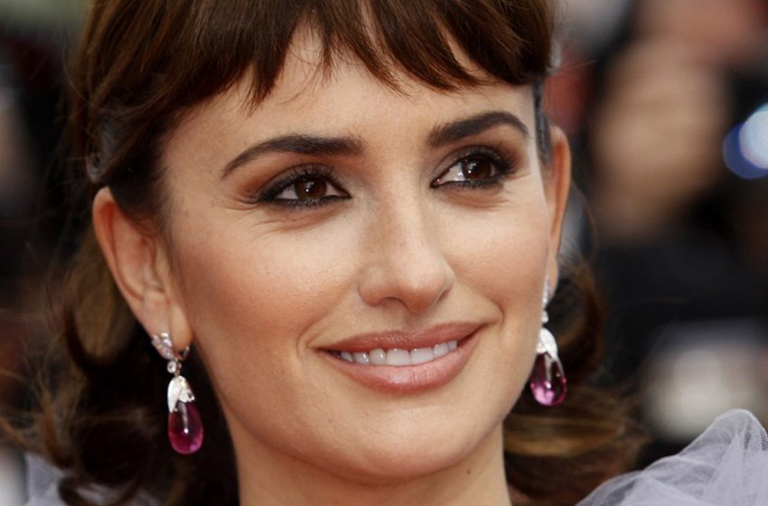  Tuck and stretch eyes: Penelope Cruz is unrecognisable after plastic surgery