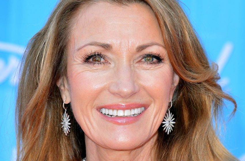  Bond’s prettiest girl in a swimming costume: 72-year-old Jane Seymour reveals her figure on the beach