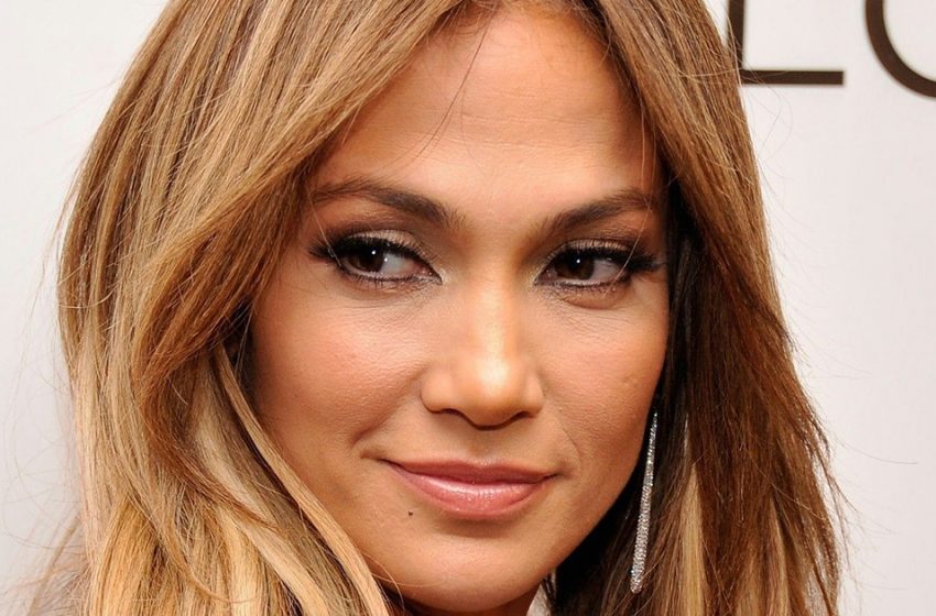  Jennifer Lopez’s shocking new tattoo and hair color leave fans amazed in viral pictures