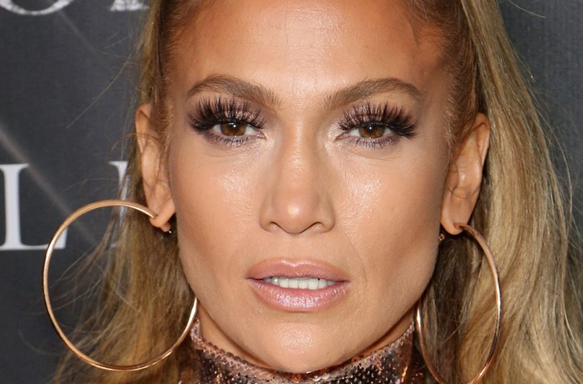  53-year-old Jennifer Lopez showed what she looks like without makeup and filters: fans admire her natural beauty