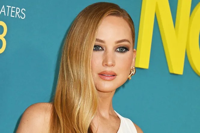  No Bra Was Necessary: Jennifer Lawrence Graced The Carpet In an Elegant Dress