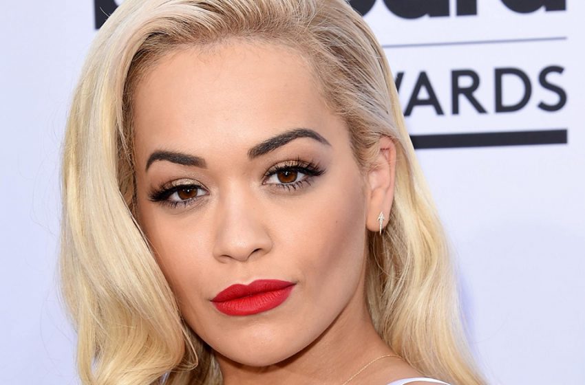  “Forgotten bra: Rita Ora in sheer lace dress appeared at Paris fashion show