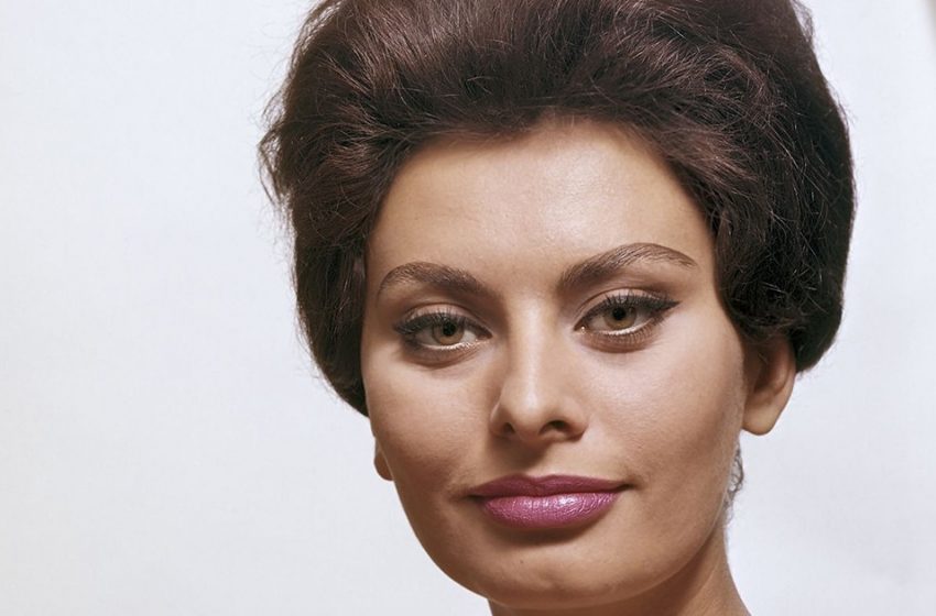  ‘Bold neckline and eye accent’: Sophia Loren struck attractiveness in fresh photo