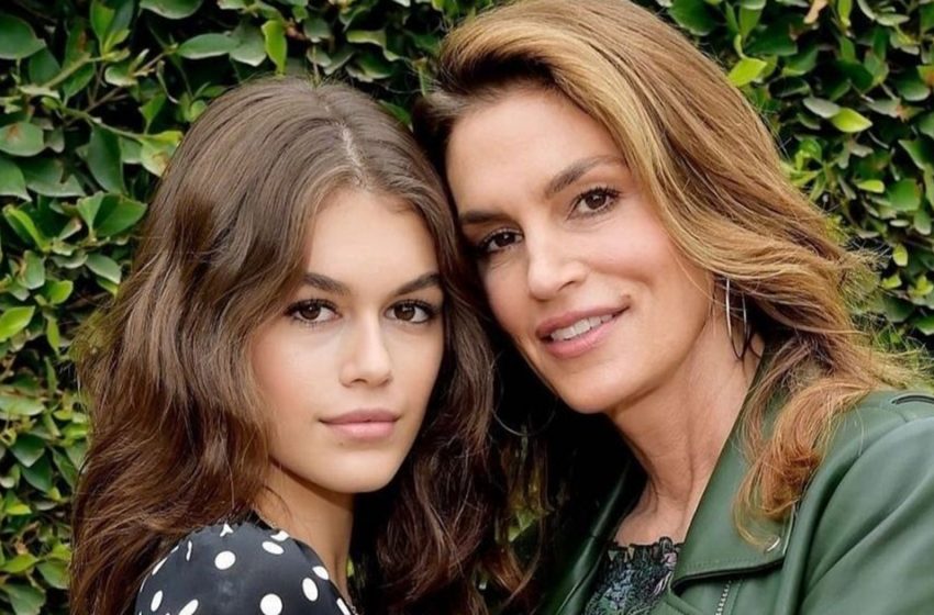  Top model unveils her breasts: Cindy Crawford’s 21-year-old daughter unbuttons her shirt on runway in Paris