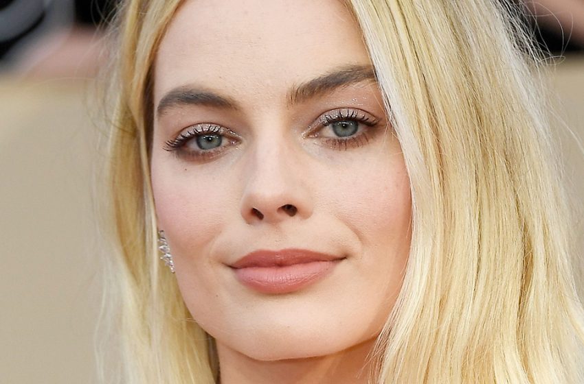  Gave up the colour pink: Margot Robbie appeared on the carpet in a dress with exposed shoulders