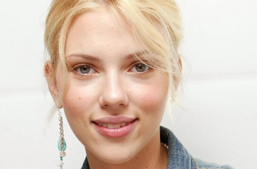  Orange short and tummy creases: Scarlett Johansson spotted by paparazzi at sea