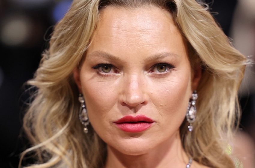  Yüzünde Derin Kırışıklıklar ve Hasar Görmüş Dişler : 49 yaşındaki süpermodel Kate Moss, yeni fotoğraflarında tanınmayacak hale gelmiş