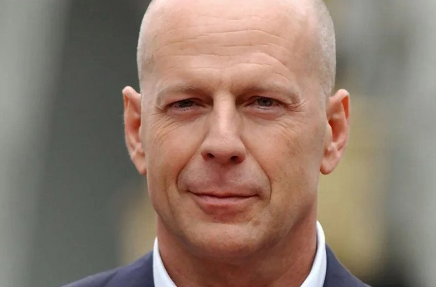  Okumayı Bıraktı ve Neredeyse Konuşmuyor : Bruce Willis’in eşinin gösterdiği üzere, kocası nasıl tanınmaz hale gelmiş