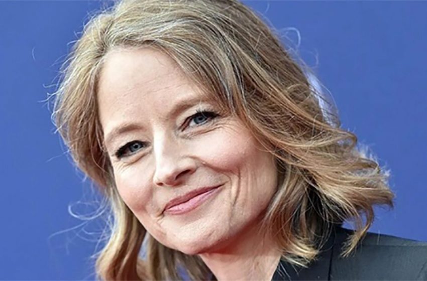  Yaşı İlerledikçe Daha Güzel Oluyor : Paparaziler 60 yaşındaki Jodie Foster’ı makyajsız ve filtresiz yakaladı