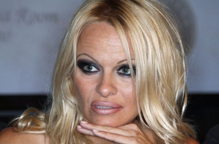 Uzun Beyaz Elbiseli Şaşırtıcı Görünüm : 56 yaşındaki Pamela Anderson, Son Fotoğraflarıyla Hayranlarını Memnun Etti