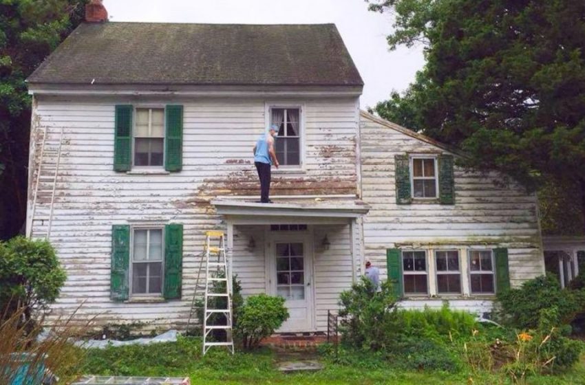  Komşular bir araya gelerek yaşlı kişinin evini tamir ettiler