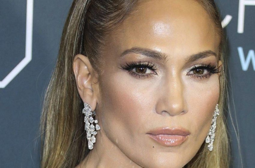  Yıldız Kilo Aldı : J.Lo İnce Taytlarda Yağ Katmanlarını Sergiledi