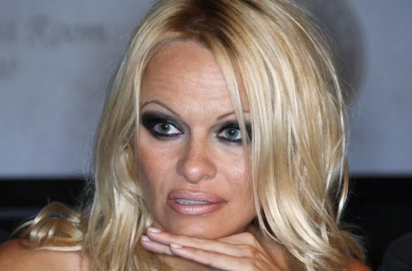  Yıldızın Doğal Görünümü Hayranları Şaşırttı : 56 yaşındaki Pamela Anderson, Uzun Beyaz Bir Elbise İçinde Yeni Fotoğraflar Paylaştı