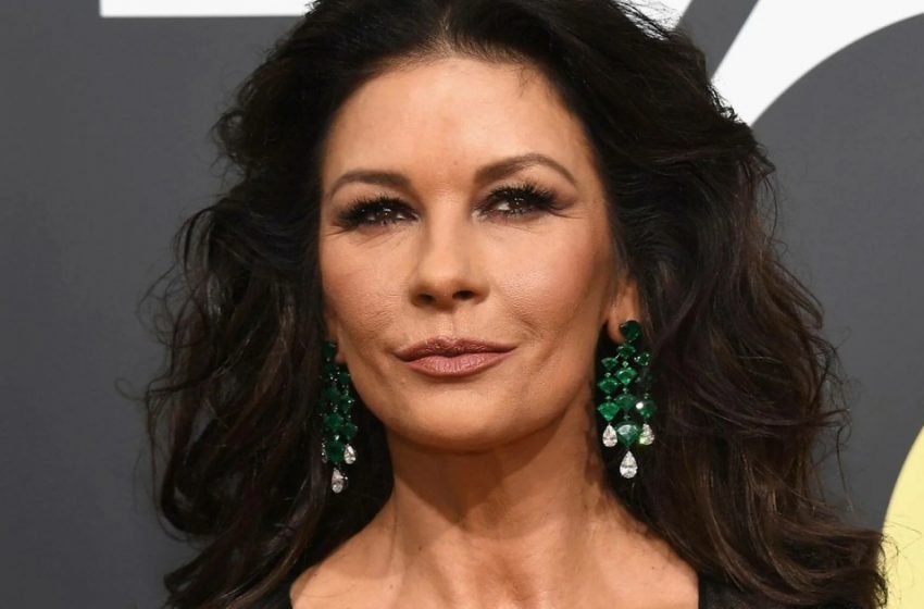  Annesinin Genç Bir Kopyası : Catherine Zeta-Jones’un Kızının Fotoğrafları Tüm İnternete Yayıldı