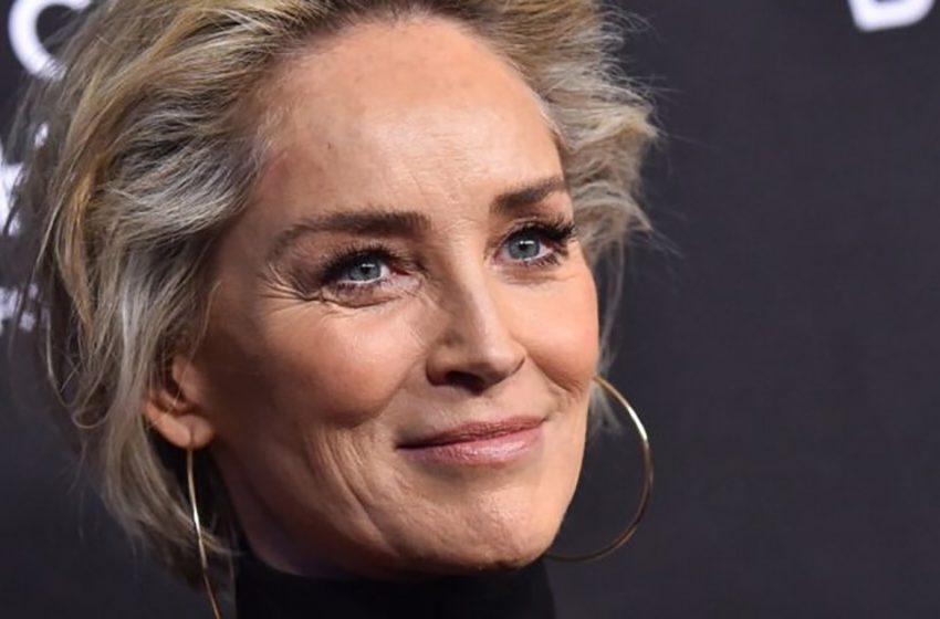  Gerçekten yaşlanmış görünüyor: Sharon Stone, tüm değişikliklerini gösteren bir mayo fotoğrafı yayınladı