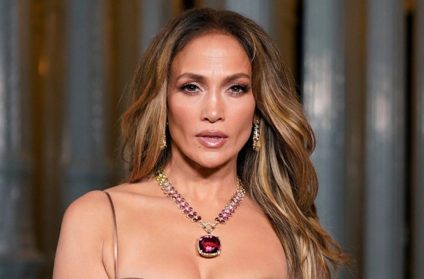  “Normal İnsanların Cesaret Edemeyeceği Bir Elbise”: Jennifer Lopez Kırmızı Halıda Herkesin Dikkatini Çekti