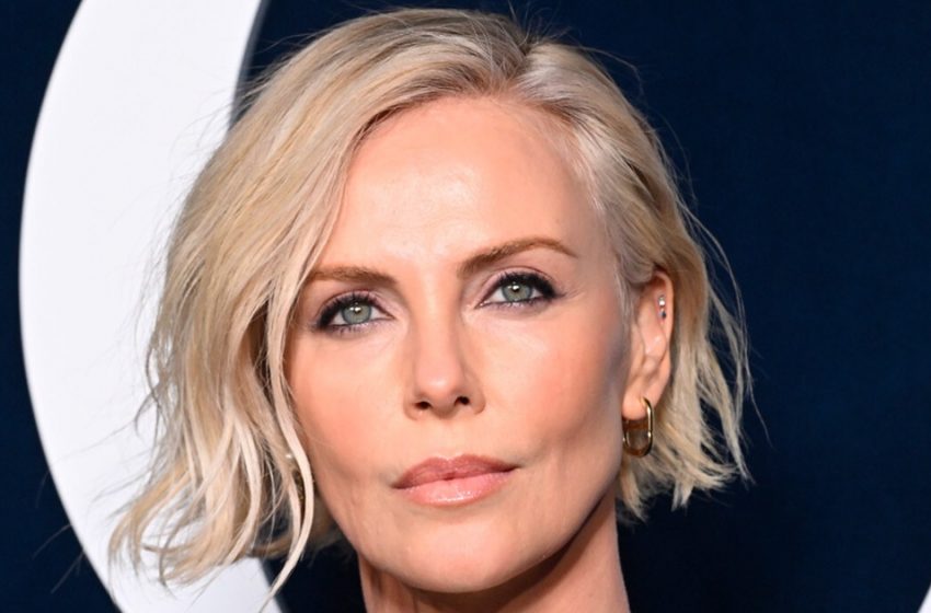  Siyah Fileli Elbisesini Botlar ve Deri Eldivenlerle Tamamladı : Charlize Theron, etkinlikte kusursuz figürünü sergiledi