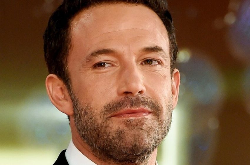  “Kusursuz Gibi Görünüyor”: 51 yaşındaki Ben Affleck, şık mavi slim-fit smokiniyle ortaya çıktı