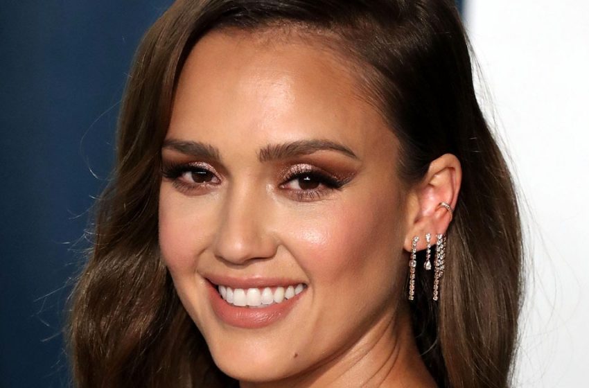  “Mutlu Aile Pozları”: Jessica Alba, eşi ve çocuklarıyla yeni fotoğraf güncellemelerini paylaştı