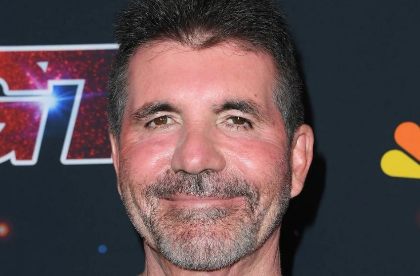  “Çiftin Nadir Halka Açık Görünümü”: 64 yaşındaki Simon Cowell, şık bir takım elbise ve kırmızı gözlüklerle güzel eşiyle göründü