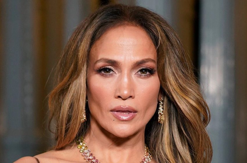  “Karın Bölgesinde Kalp Şekilli Kesimli Açıklayıcı Bir Elbiseyle”: Jennifer Lopez’in Son Halka Açık Görünümü, Provokatif Bir Kıyafetle Çokça Tepki Çekti