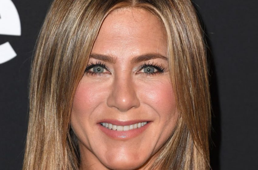  “Jennifer Aniston, Mickey Rourke Gibi Oldu”: 55 yaşındaki Kırışık ve Beyaz Saçlı Jennifer Aniston, California’da Yakalandı