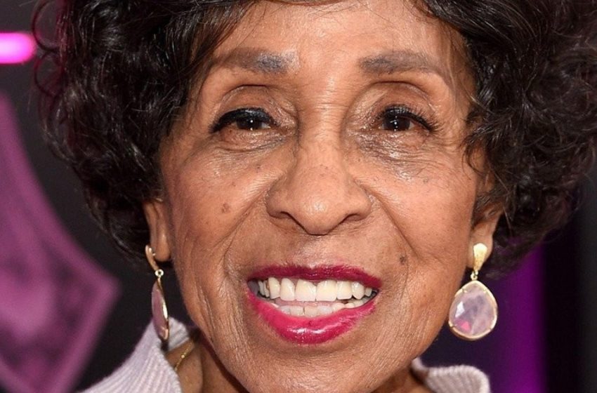  The Jeffersons’un Yıldızı Yaşa Meydan Okuyor: Marla Gibbs, Parlak Siyah Kadife Bir Elbiseyle Göründü