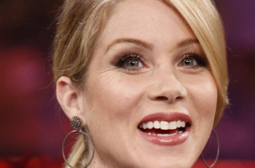  “Zorlukla Yürüyebiliyordu”: Christina Applegate, 2024 Emmy Ödülleri’ne bastonla yardım alarak geldi