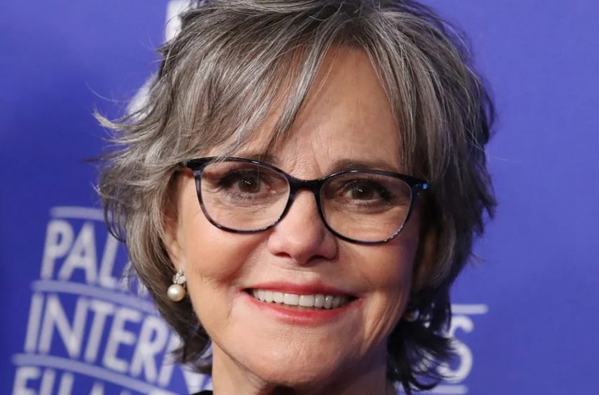  “Hiçbir zaman estetik cerrahi olmadı ve her zaman yaşçılığa karşı savaştı”: 76 yaşındaki Sally Field şimdi nasıl görünüyor?