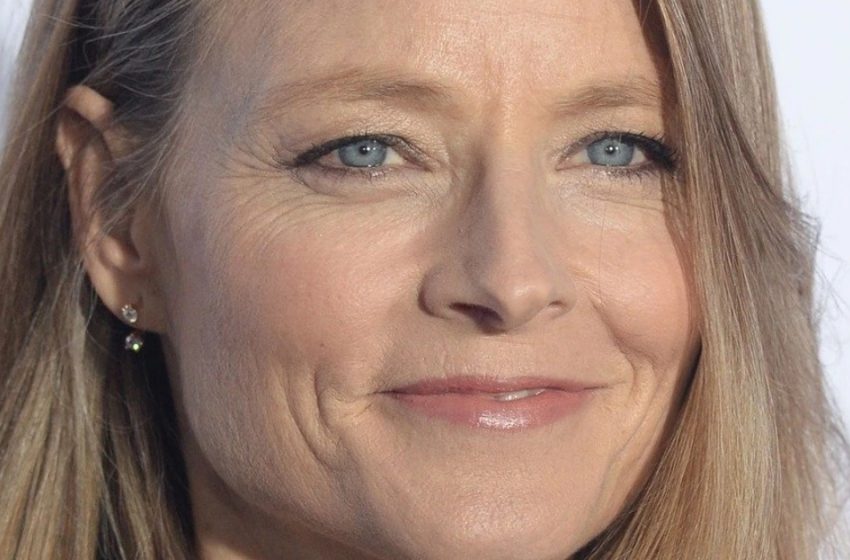  “Her zaman onu ışıktan uzak tutuyor”: Jodie Foster’ın yakışıklı oğlu, onun röportajında yakalandı!