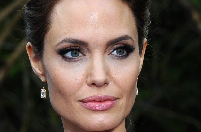  “İç Çamaşırı Giymeyi Unuttu”: Angelina Jolie, Herkesin Nefesini Kestiği Bir Şekilde Kamuya Çıktı!