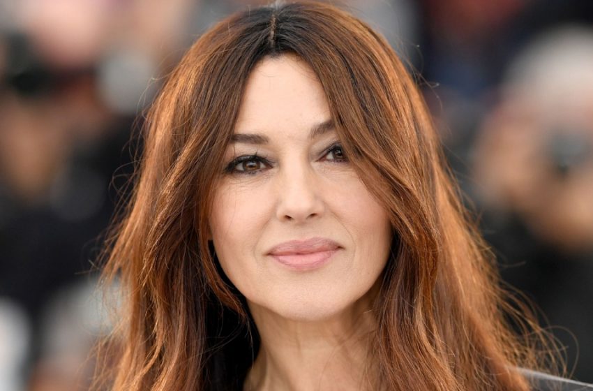  “Her Zaman Olduğu Gibi Lüks Görünüyor”: 59 yaşındaki Monica Bellucci, Derin Bir Dekolteye Sahip Kadife Bir Elbise İle Halka Açık Bir Şekilde Göründü!