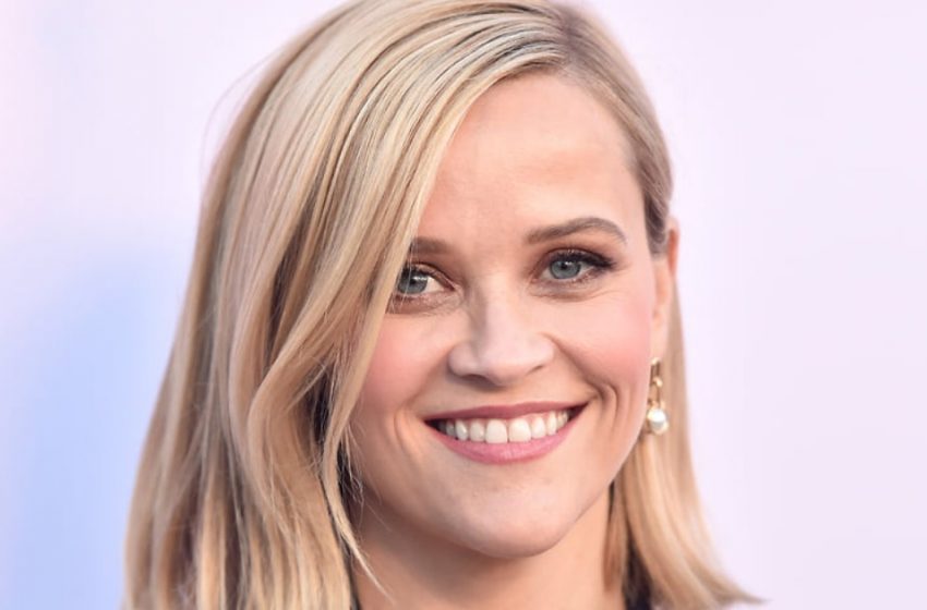  “Okul Kızı Elbisesi İçinde”: 47 yaşındaki Reese Witherspoon, İnce Bacaklarıyla Paris Moda Haftası Konuklarını Büyüledi!