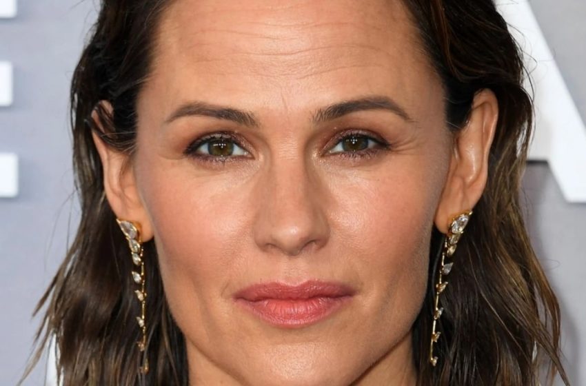  “Üç Çocuğun Annesi, Mayo Fotoğrafıyla Hayranlarını Şaşırttı”: Jennifer Garner, Kadınların Nasıl Yaşlanması Gerektiğini Gösterdi!