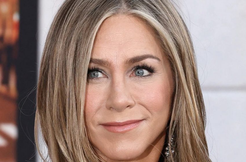  Yıldızın, “Göbek Deliği Yok” olan sutyenli görünüşü: 54 yaşındaki Jennifer Aniston, hayranları şaşırttı!