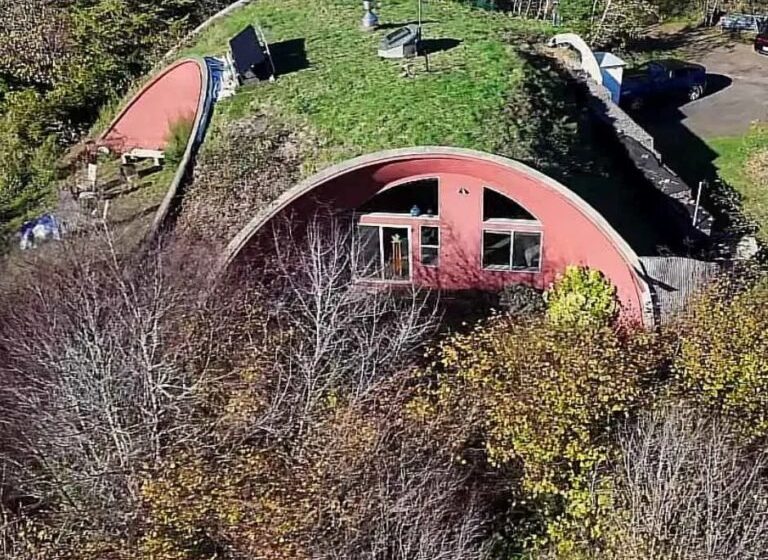  Çift, rüya gibi modern Hobbit evleri için banka kredisini alamadı: Bu yüzden kendileri inşa ettiler!