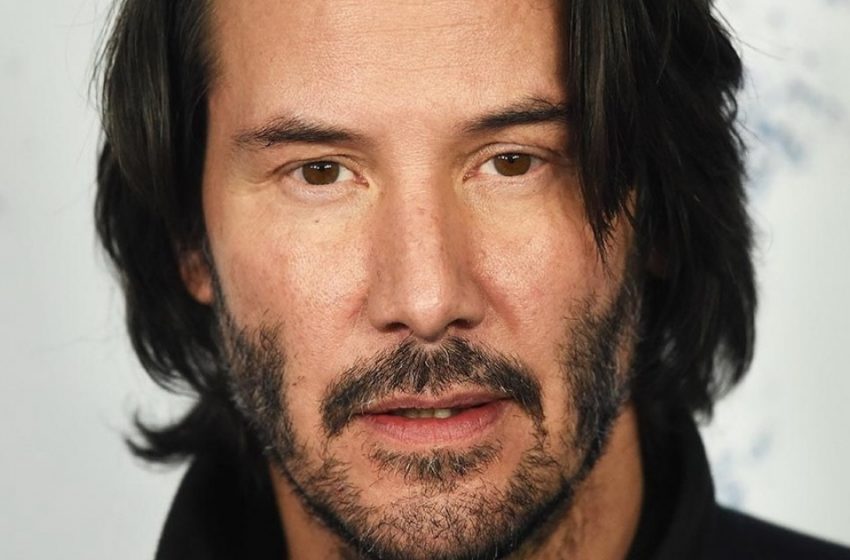  “Keanu Reeves Tamamen Beyaz Saçlı Geliniyle Ortaya Çıktı: Saten Elbiseli Kadın Seyircileri Şaşırttı!”