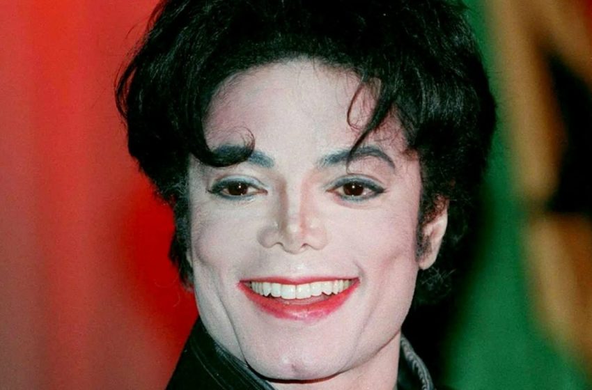  “Michael Jackson’ın 25 Yaşındaki Kızı Tıpkı Babası: Genç Kadın Grammy’lerde Cut-Out detaylı Elbiseyle Göz Dardı Etmedi!