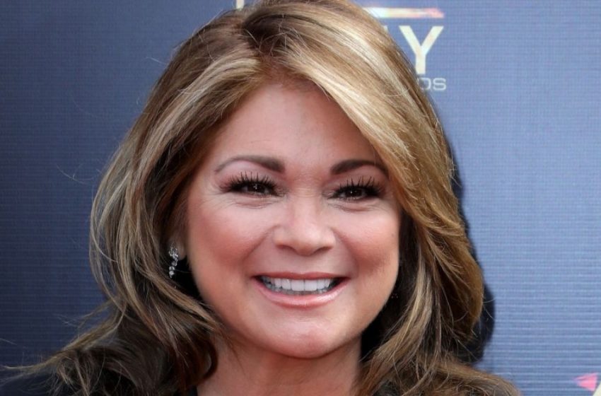  Şişman Yıldız Mor Bikinisi İle: 63 yaşındaki Valerie Bertinelli Havuzda Baharatlı Pozlarını Sergiledi!