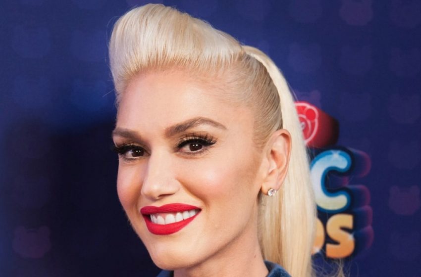  “Kovboy” Görünümünde Baharatlı Tartışma: Gwen Stefani Provokatif Bir Yaka Dekoltesi İle Koyu Mavi Bir Tulumda Göründü!