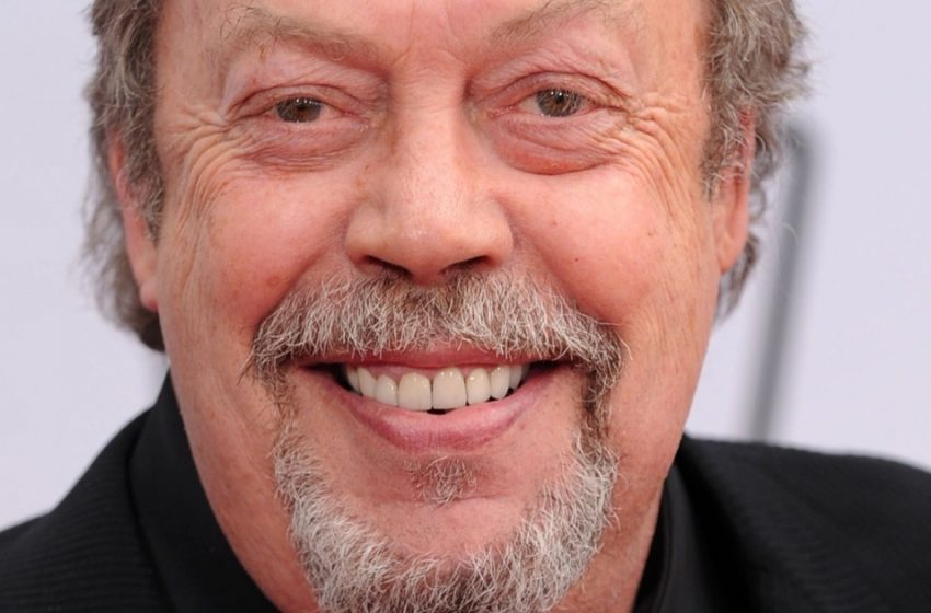  Bir Felaketin Sonuçlarına Rağmen Pozitif Bir Yaşam Tarzı Benimsemeye Çalışıyor: Tim Curry’nin LA’dan Tekerlekli Sandalyede Çekilen Son Fotoğrafları!