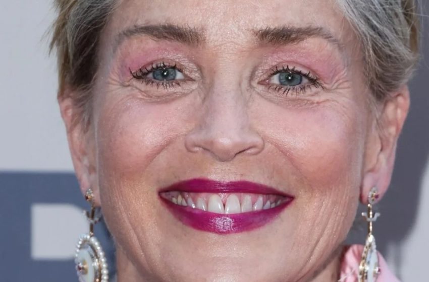  “Başörtülü Bir Sedir Başındaki Gri Saçlı Büyükanne”: Sharon Stone, Olağandışı Görünümüyle Hayranlarını Şaşırttı!