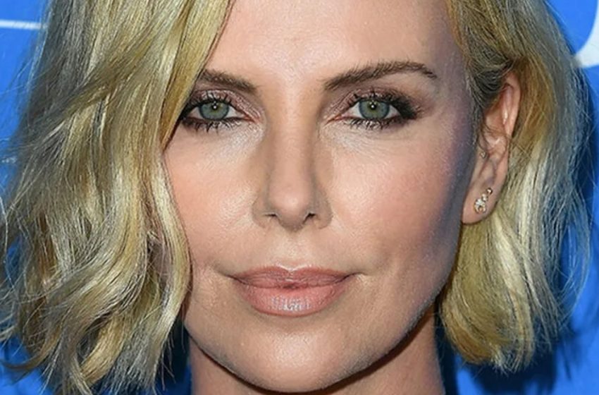  “Muhteşem 47 Yaşındaki Güzellik”: Charlize Theron, Izgara Desenli Elbisesiyle İnce Bacaklarını Sergiledi!