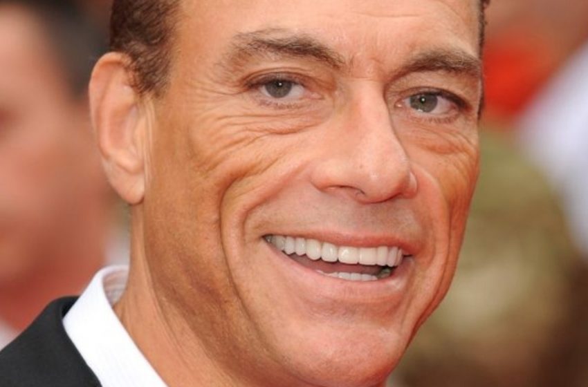  “Aktörün Çılgın Fotoğrafları”: Jean-Claude Van Damme, Flörtöz Bornozuyla Hayranlarını Şaşırttı!