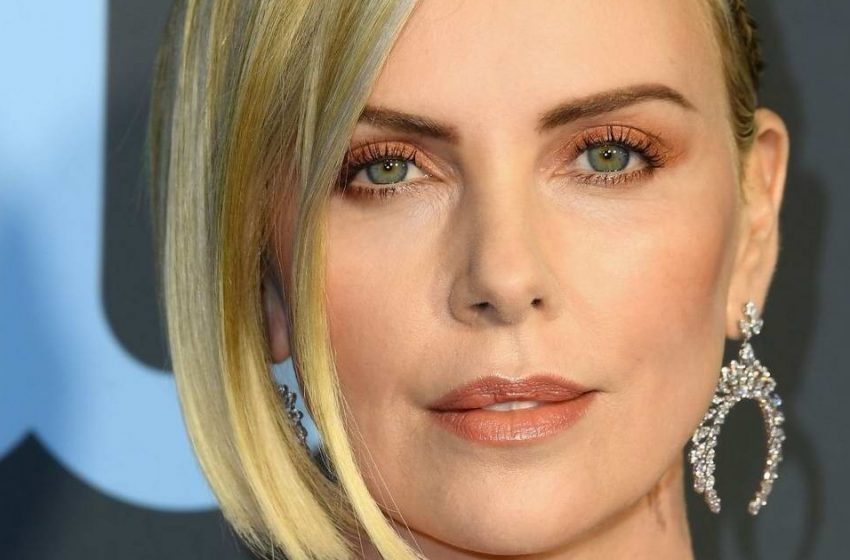  “Yine Bir Kız Elbisesinde”: Paparazziler Charlize Theron’u Özel Oğluyla Birlikte Fotoğrafladı!