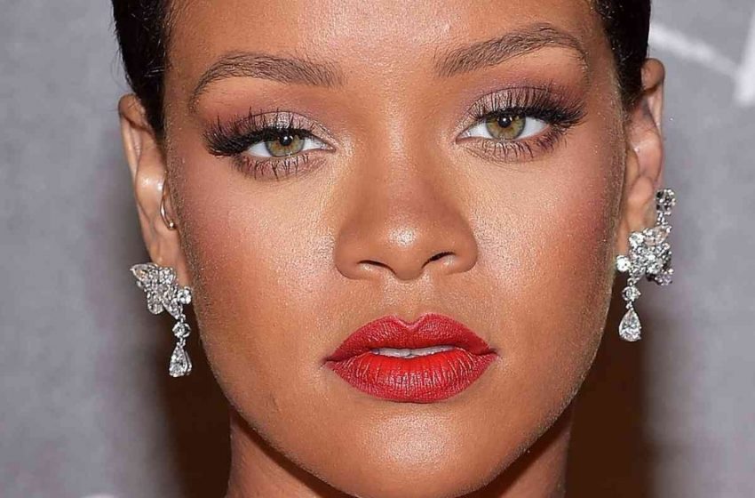  “Kırmızı Dar Taytlarla”: Şeftali Rihanna, Havuzda Sıçrarken Yakalandı!
